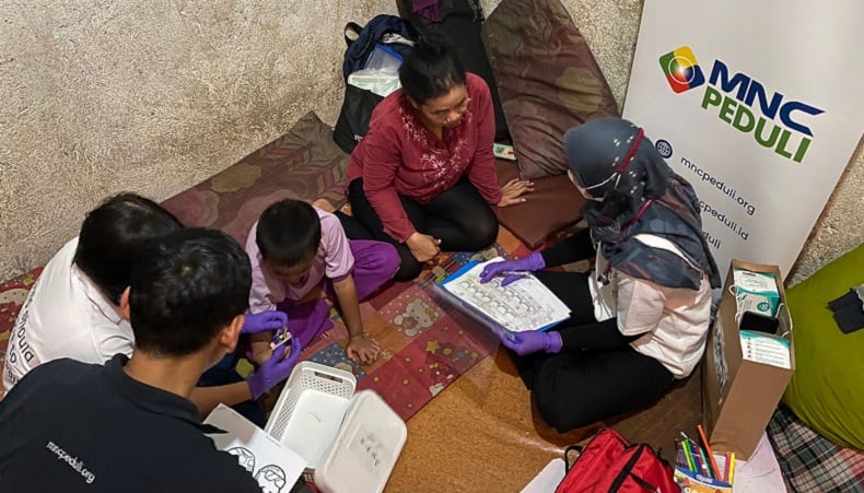 Keluarga pasien kanker menyampaikan terima kasih atas bantuan dari MNC Peduli. (Foto MPI).